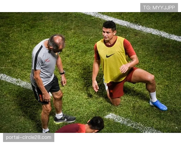 花絮：客场作战的飞马队球员在更衣室为小球迷庆祝生日